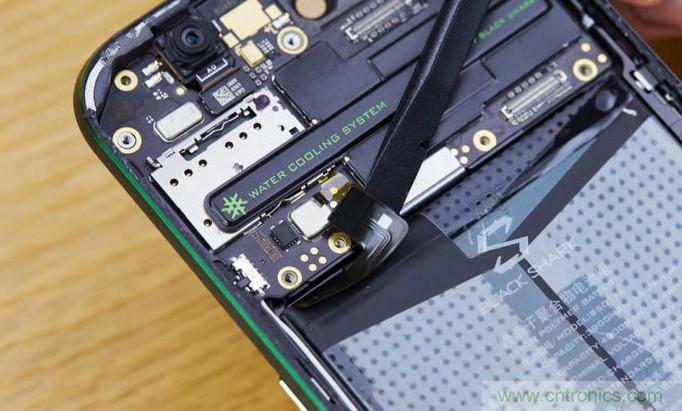 拆解黑鯊手機(jī)：多級(jí)直觸一體式液冷系統(tǒng)有什么門道？
