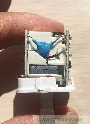 拆了個(gè)電容之后，我的iPhone也會(huì)自動(dòng)訂房了