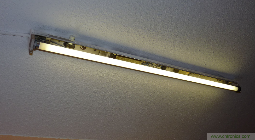 電燈泡內(nèi)通有交流電，為什么看不到燈泡在閃爍？