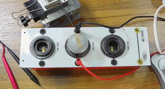 電燈泡內(nèi)通有交流電，為什么看不到燈泡在閃爍？