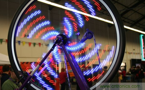 電燈泡內(nèi)通有交流電，為什么看不到燈泡在閃爍？