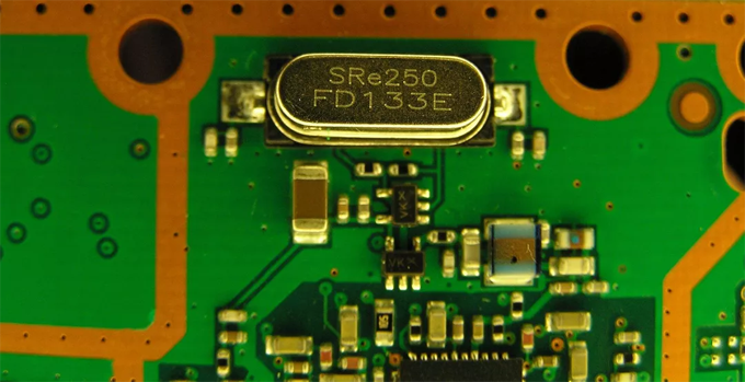 單片機中晶振的工作原理是什么？