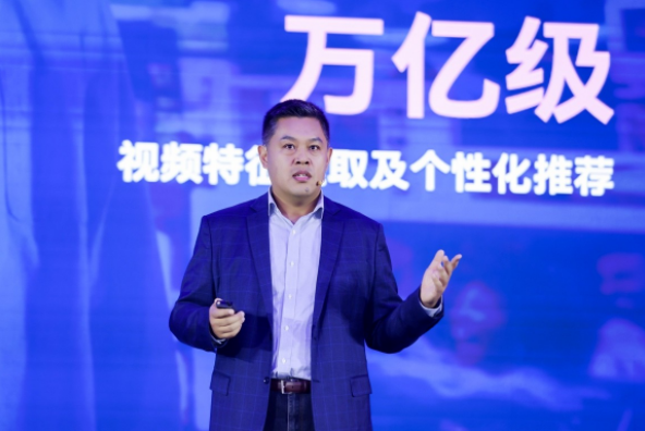 數(shù)據(jù)洪流下的算力突圍：英特爾以生態(tài)之力破局AI規(guī)?；? width=