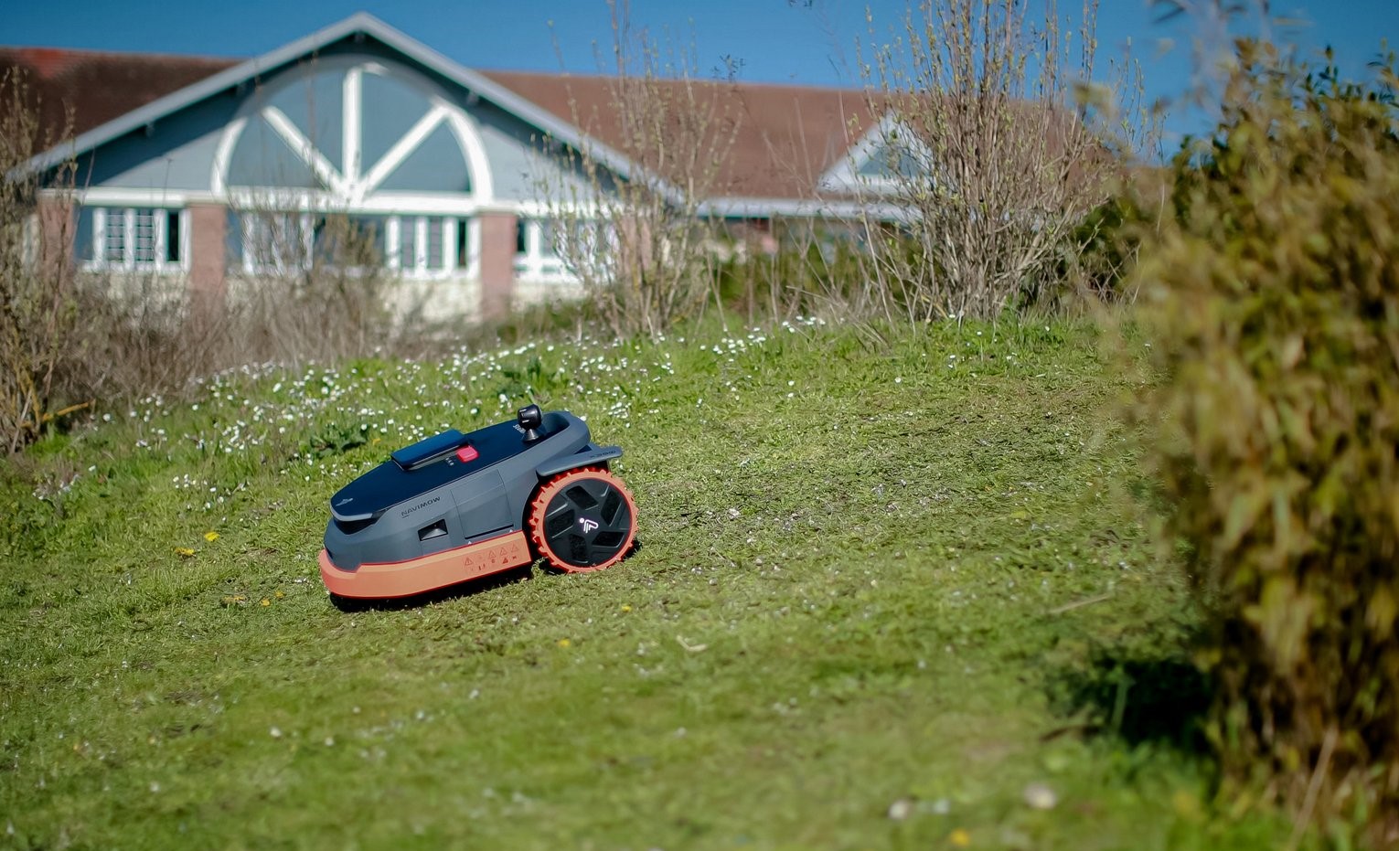 意法半導(dǎo)體推出車規(guī)衛(wèi)星導(dǎo)航芯片跨界賦能賽格威智能割草機