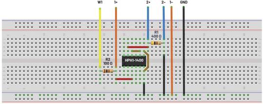   材料  ? ADALM2000主動學(xué)習(xí)模塊 ? 無焊試驗板和跳線套件 ? 一臺HPH1-1400L 6繞組變壓器 ? 一臺HPH1-0190L 6繞組變壓器 ? 兩個100 Ω電阻  說明  在無焊試驗板上構(gòu)建圖2所示的電路。需要使用此設(shè)置來測量初級/次級匝數(shù)比為1:1的三種不同配置下，兩個變壓器型號各自的頻率響應(yīng)。兩個紅色箭頭表示在初級和次級使用同一個線圈的配置中連接源電阻和負載電阻的位置。藍色箭頭對應(yīng)的是在初級和次級使用兩個串聯(lián)線圈的配置。綠色箭頭對應(yīng)的是在初級和次級使用三個串聯(lián)線圈的配置。